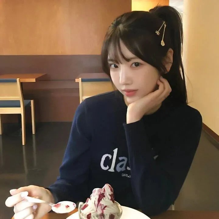 戴流苏耳环的少女