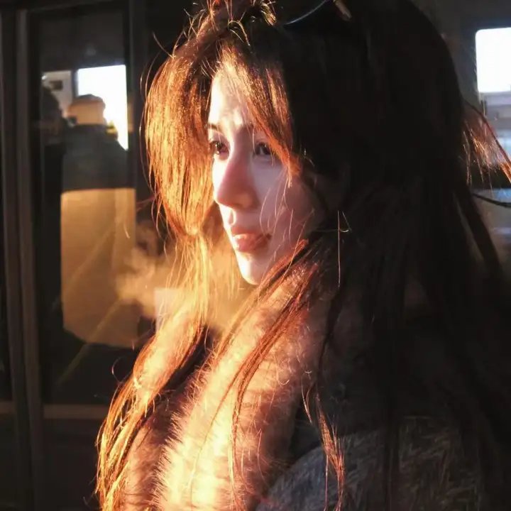 泳池怪诞